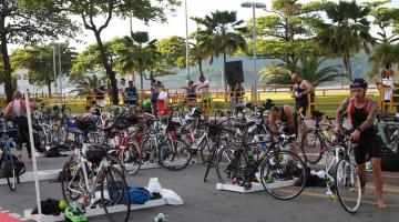 avenida da orla com várias bicicletas e atletas. #paratodosverem