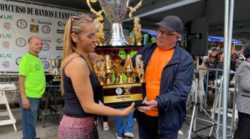 homem entrega trofeu a uma mulher. #paratodosverem