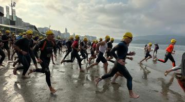 Atletas correm em direção ao mar. #paratodosverem