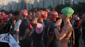 Largada do Troféu Brasil de Triathlon em Santos. #Paratodosverem