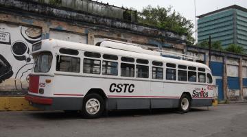 o trólebus parado em garagem aberta. #paratodosverem