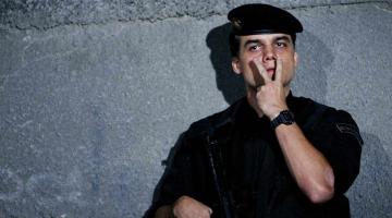 em cena do filme, policial coloca os dedos nos olhos #paratodosverem