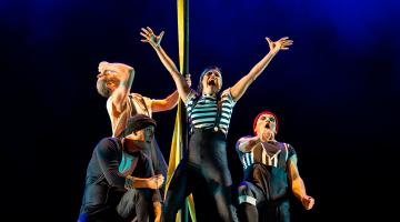 artistas em espetáculo circense. #paratodosverem
