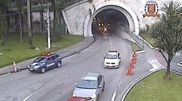 viatura da guarda munipal parada na saída do túnel. carros passam ao lado. #paratodosverem