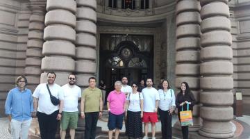 turistas na frente do museu do café #paratodosverem