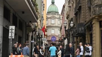 pessoas passeando no centro #paratodosverem 