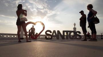 pessoas tirando foto no monumento eu amo santos #paratodosverem 