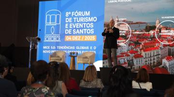 palestrante fala a pessoas na plateia #paratodosverem