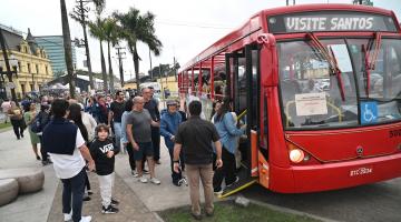 pessoas entrando em ônibus turístico #paratodosverem 