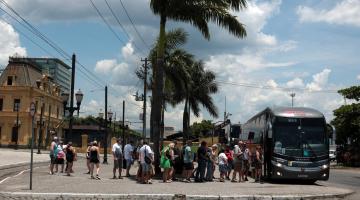 pessoas fazem fila para entrar em önibus de turismo, #paratodosverem
