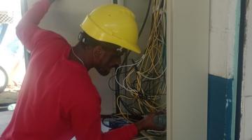 operário mexe em caixa de luz #paratodosverem