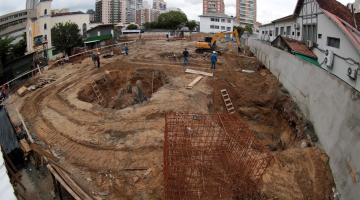 operários e maquinas atuando na obra #paratodosverem 