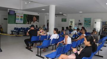 pessoas sentadas em recepção de hospital. #paratodosverem 