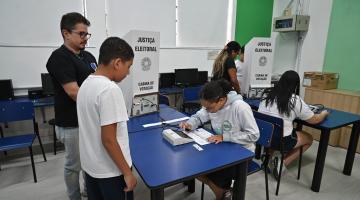 alunos votando na urna eletrônica #paratodosverem 