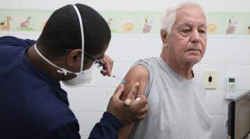 idosa é vacinado no braço #paratodosverem