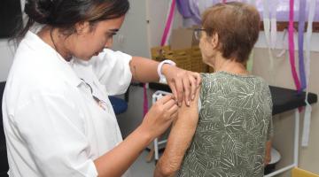 idosa é vacinada #paratodosverem