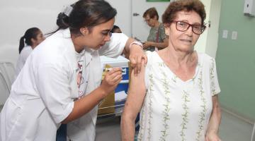idosa é vacinada #paratodosverem