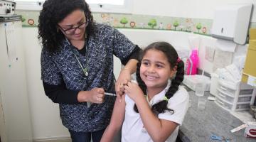 menina é vacinada no braço #paratodosverem 