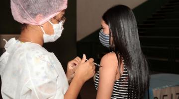 Mulher recebe aplicação da vacina #paratodosverem