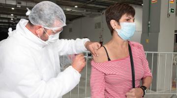 enfermeiro aplica vacina em mulher #paratodosverem