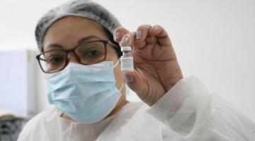 enfermeira mostra fraco da vacina #paratodosverem
