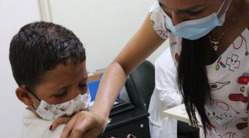 mulher vacina criança. #paratodosverem