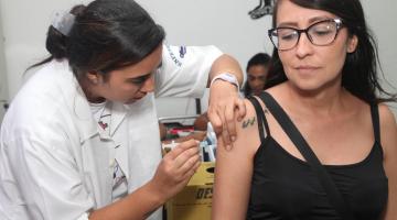 mulher é vacinada no braço #paratodosverem 