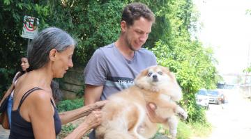 casal segura cão para vaciná-lo #paratodosverem 