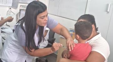 menino é vacinado no braço #paratodosverem 