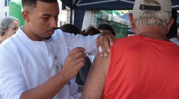 idoso é vacinado no braço #paratodosverem 