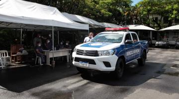 viatura da guarda municipal está parada diante de tenda de vacinação. #paratodosverem