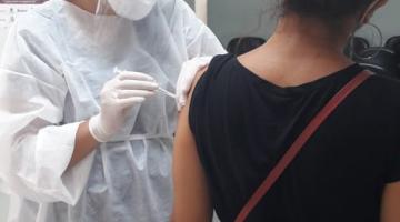 jovem é vacinada no braço #paratodosverem 