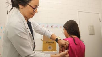 menina é vacinada no braço #paratodosverem 