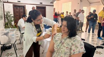 servidora é vacinada no braço #paratodosverem