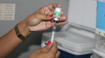 mãos preparam seringa para vacinação #paratodosverem
