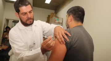 homem é vacinado no braço #paratodosverem 