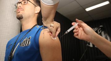 rapaz é vacinado no braço #paratodosverem 