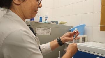 enfermeira prepara vacina #paratodosverem 