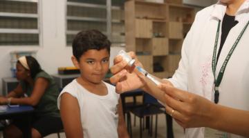 criança aguarda para ser vacinada #paratodosverem 