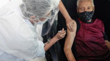 MUlher vacina homem dentro de carro. #Paratodosverem