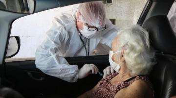 idosa é vacinada no braço dentro de carro #paratodosverem