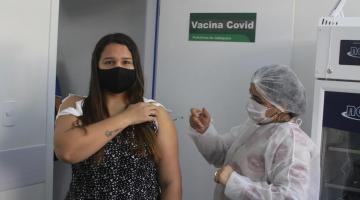 enfermeira aplica vacina em mulher #paratodosverem