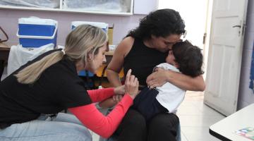 enfermeira vacina criança no colo da mãe. #paratodosverem