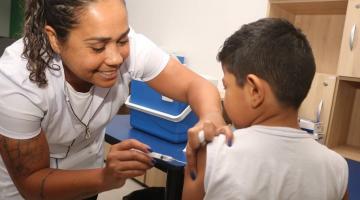 mulher vacina criança uniformizada. #paratodosverem