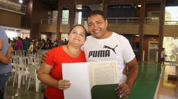 Casal exibe escritura do imóvel. #pratodosverem