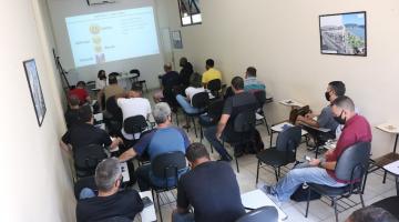 Sala do curso com agentes sentados olhando pro telão #paratodosverem