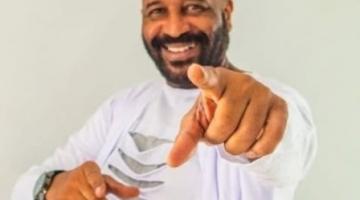 Cantor que se apresentará no Valongo. #Paratodosverem.