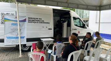 van de serviços com pessoas sentadas à frente. #paratodosverem 
