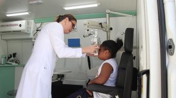 mulher faz teste visual em criança #paratodosverem