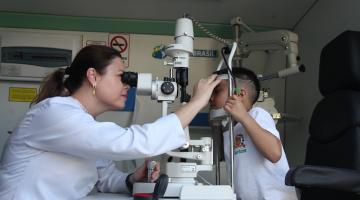 criança é examinada dentro da van #paratodosverem